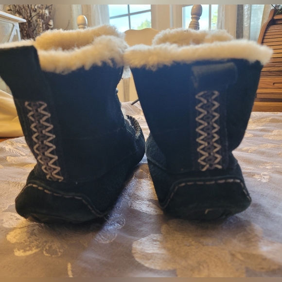 UGG - Picture 2 of 4